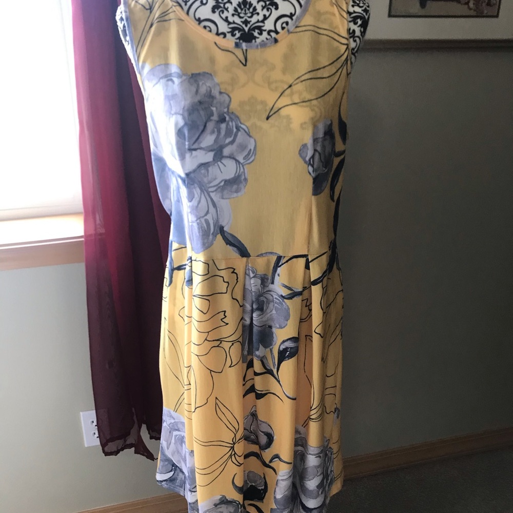 Women’s large dress with yellow background